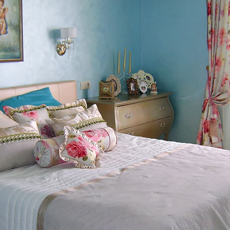 пример нашей работы - покрывало и подушки в спальне в стиле прованс