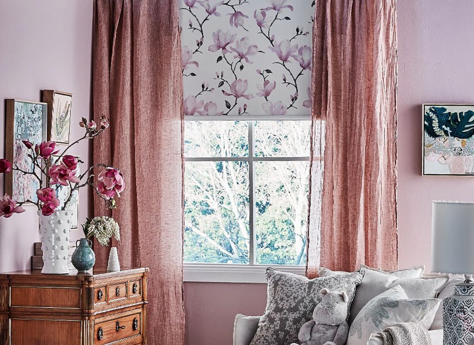 Рулонные шторы светлого фона с цветами фиолетовых оттенков