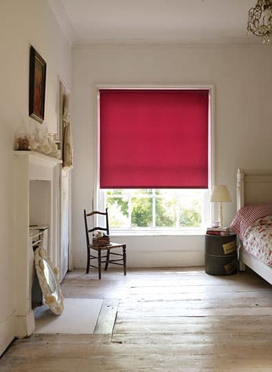 Рулонные шторы ярко красного цвета в спальню