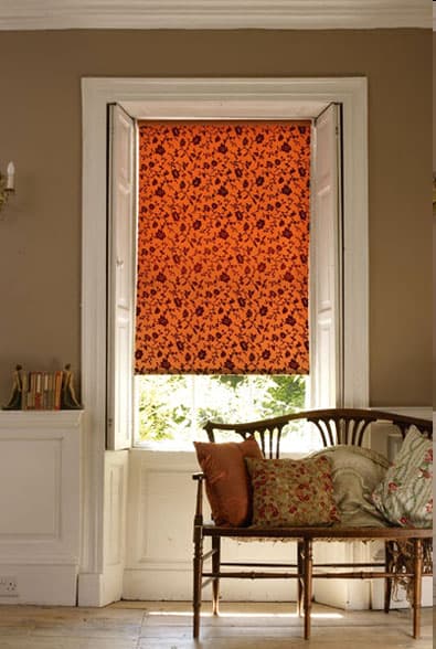Рулонные шторы оранжевого цвета с цветами