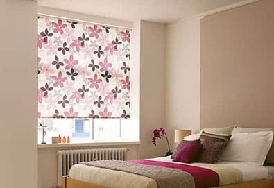 Рулонные шторы в спальню в цветочек цвета фуксия и серых оттенков