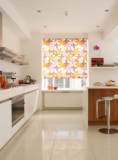 Рулонные шторы на кухню в цветочек цвета фуксия и оранжевых оттенков