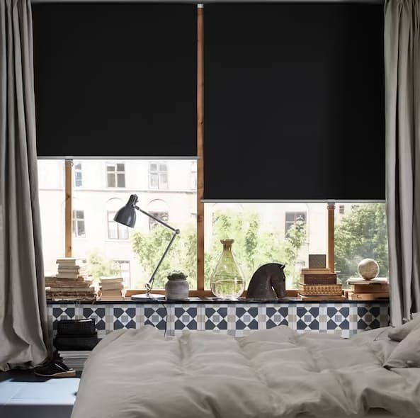 Рулонные шторы черного цвета блэкаут в спальню
