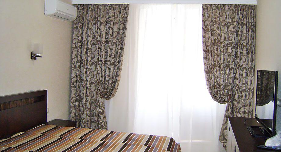 современные шторы в спальню