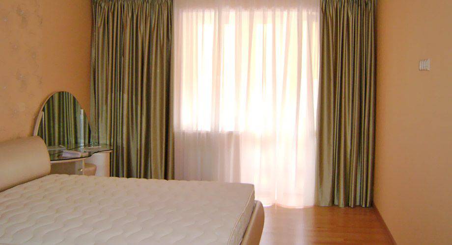 простые стильные шторы в спальне