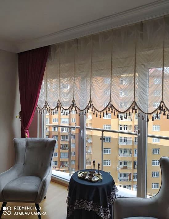 Австрийские шторы из полупрозрачной ткани в комбинации с прямыми шторами на подхватах