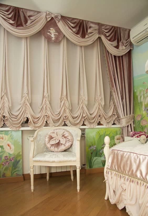 Австрийские шторы в комбинации с ламбрекеном и прямыми шторами на подхватах в спальню